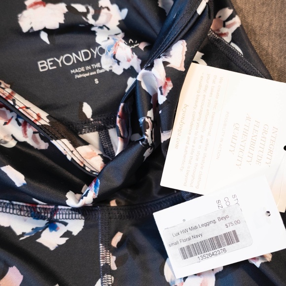 Consigned* NWT Beyond Yoga Navy Floral Top and Bottom Set, Sz Sm - Picture 7 of 7